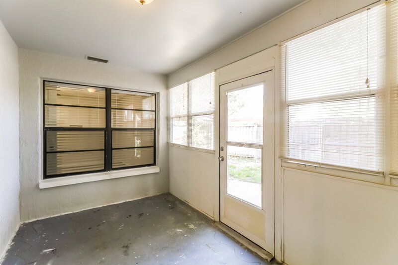 1,915/Mo, 10935 Livingston Dr New Port Richey, FL 34654 Sun Room View