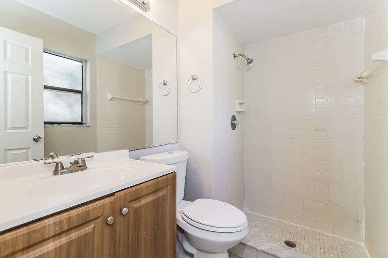 1,915/Mo, 10935 Livingston Dr New Port Richey, FL 34654 Main Bathroom View