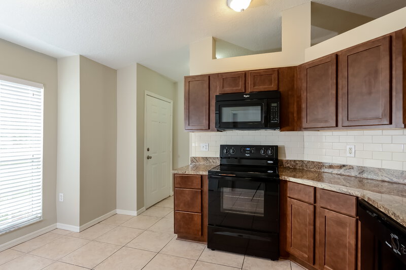 3,050/Mo, 7446 Briarbay Loop Lakeland, FL 33810 Kitchen View 2