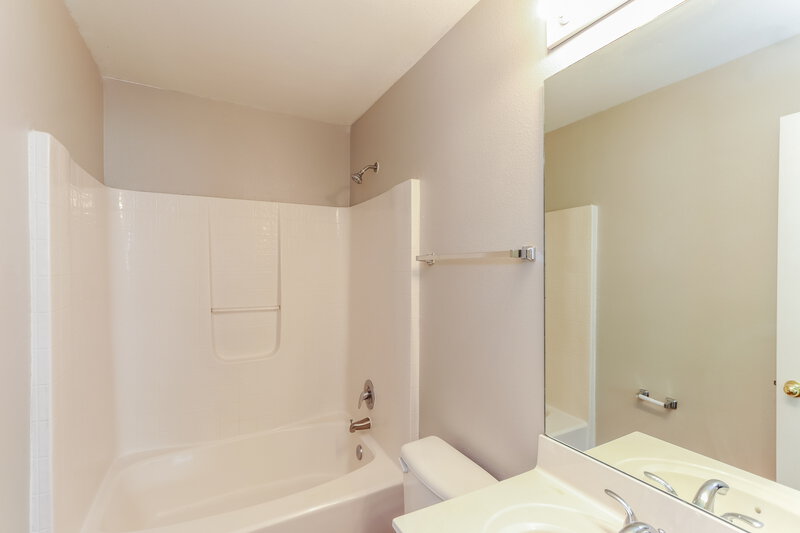 2,110/Mo, 6215 Cannoli Pl Riverview, FL 33578 Main Bathroom View