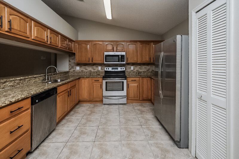2,615/Mo, 1808 Rudder Dr Valrico, FL 33594 Kitchen View