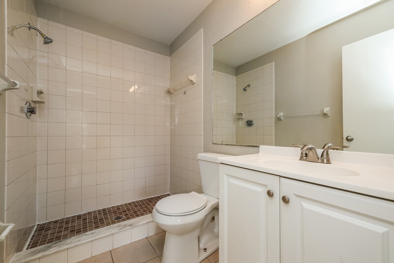 1,965/Mo, 317 Regal Park Dr Valrico, FL 33594 Main Bathroom View