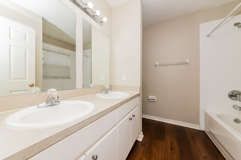 1,940/Mo, 13618 Silver Charm Ct Riverview, FL 33579 Main Bathroom View