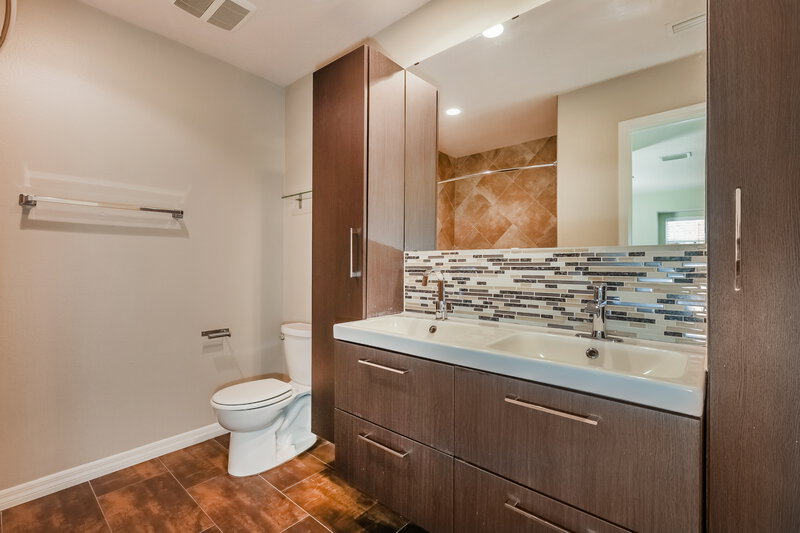 2,080/Mo, 11015 Golden Silence Dr Riverview, FL 33579 Bathroom View