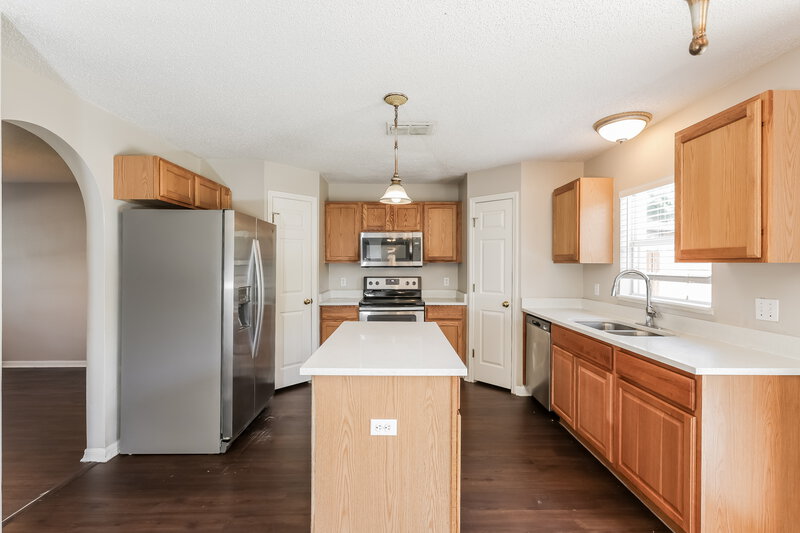 2,015/Mo, 1707 Alhambra Crest Dr Ruskin, FL 33570 Kitchen View