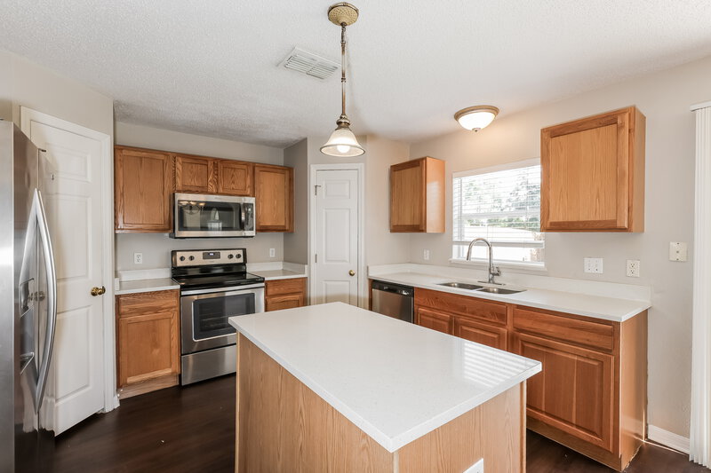 2,015/Mo, 1707 Alhambra Crest Dr Ruskin, FL 33570 Kitchen View 2