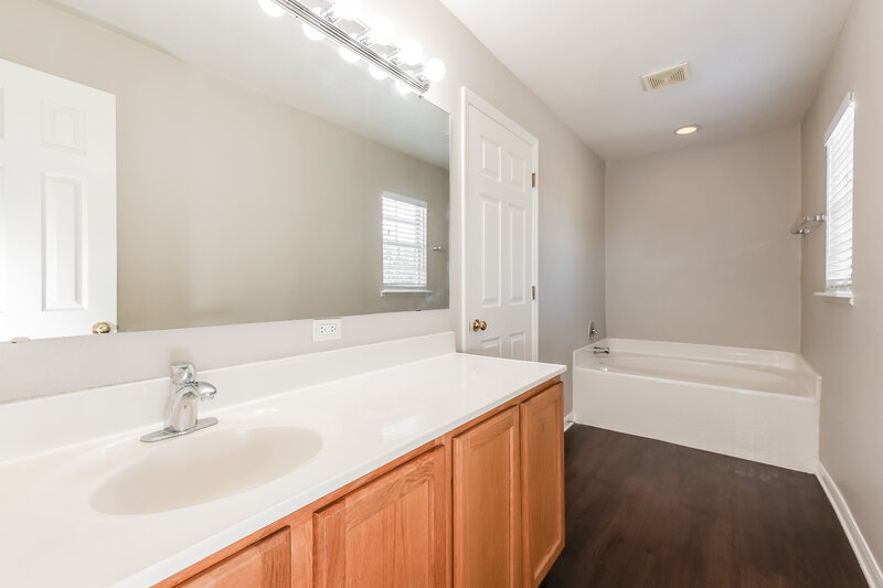 2,015/Mo, 1707 Alhambra Crest Dr Ruskin, FL 33570 Main Bathroom View