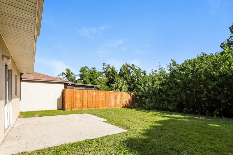 2,015/Mo, 1707 Alhambra Crest Dr Ruskin, FL 33570 Rear View 2