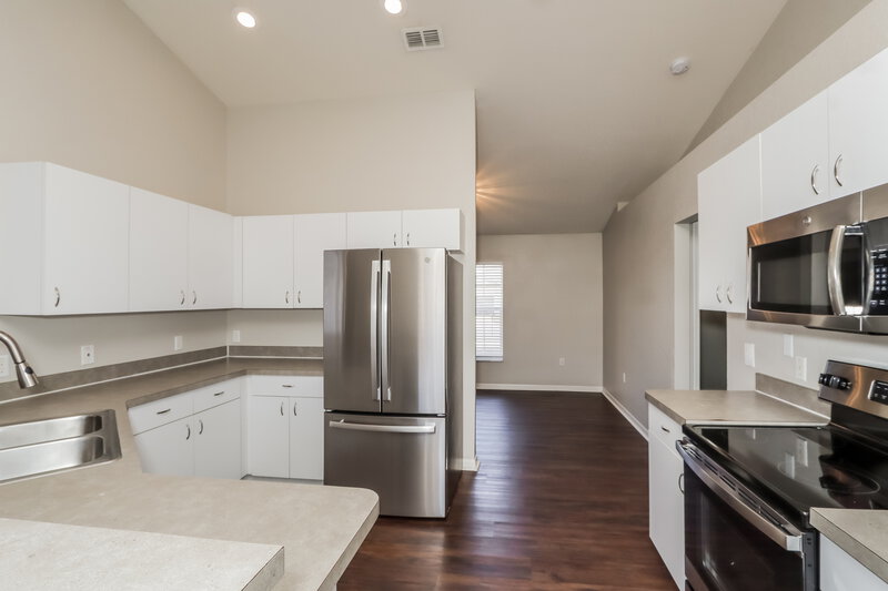 2,115/Mo, 3075 Sire Trl Lakeland, FL 33811 Kitchen View