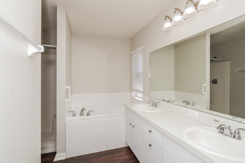 2,115/Mo, 3075 Sire Trl Lakeland, FL 33811 Main Bathroom View