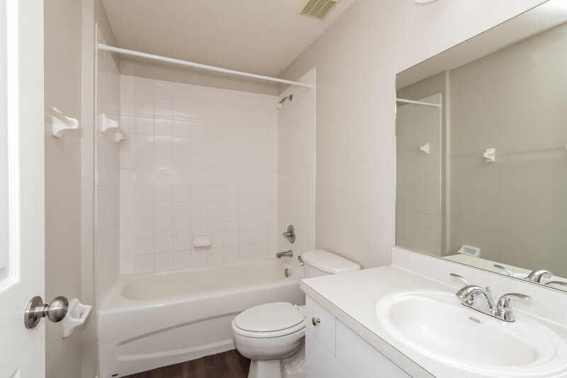 2,115/Mo, 3075 Sire Trl Lakeland, FL 33811 Bathroom View