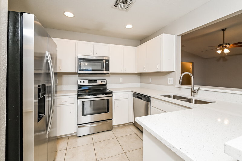 2,270/Mo, 131 Winston Manor Cir Seffner, FL 33584 Kitchen View
