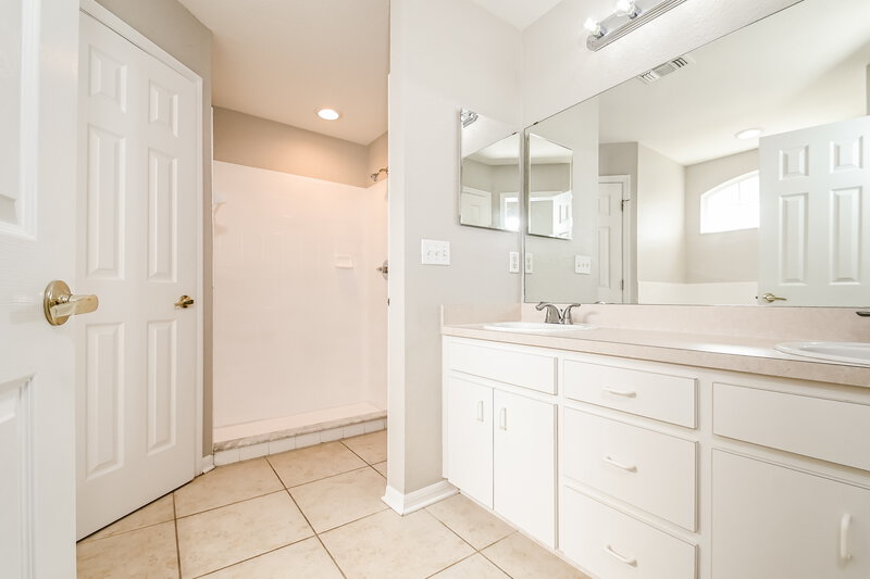 2,270/Mo, 131 Winston Manor Cir Seffner, FL 33584 Main Bathroom View