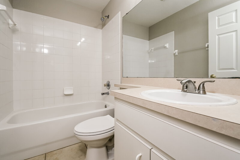 2,270/Mo, 131 Winston Manor Cir Seffner, FL 33584 Bathroom View