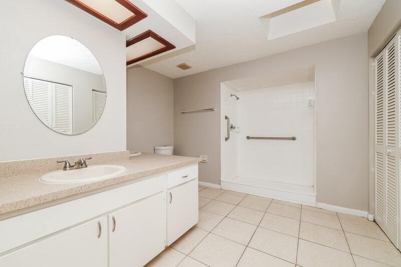 2,485/Mo, 2303 Willow Branch Ave Lutz, FL 33549 Main Bathroom View