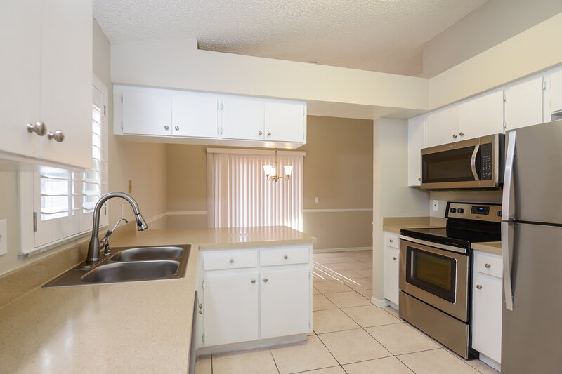 2,035/Mo, 10013 Cedar Dune Dr Tampa, FL 33624 Kitchen View