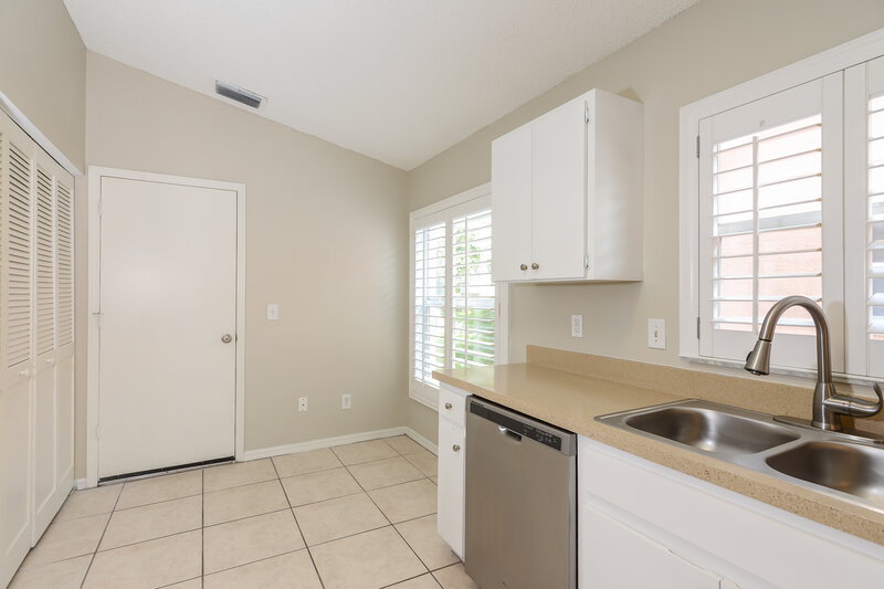 2,035/Mo, 10013 Cedar Dune Dr Tampa, FL 33624 Kitchen View 2