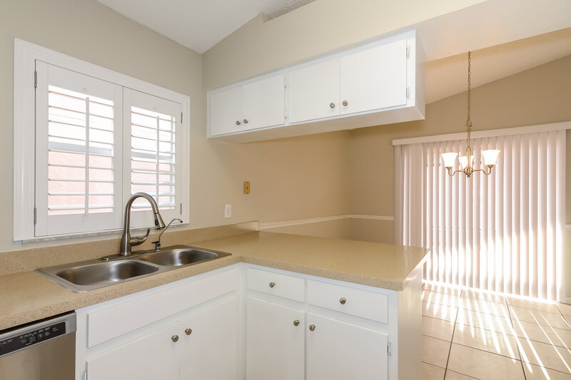 2,035/Mo, 10013 Cedar Dune Dr Tampa, FL 33624 Kitchen View 3