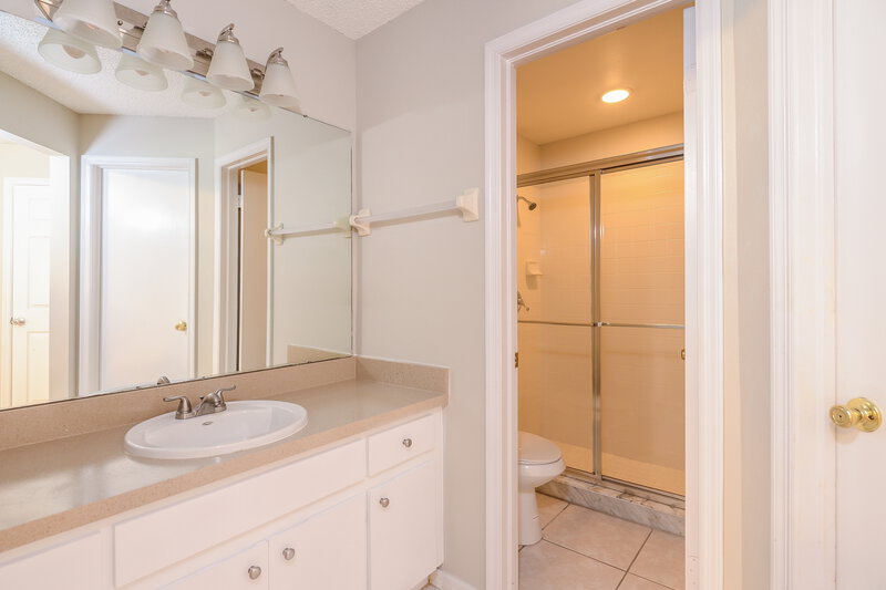 2,035/Mo, 10013 Cedar Dune Dr Tampa, FL 33624 Bathroom View