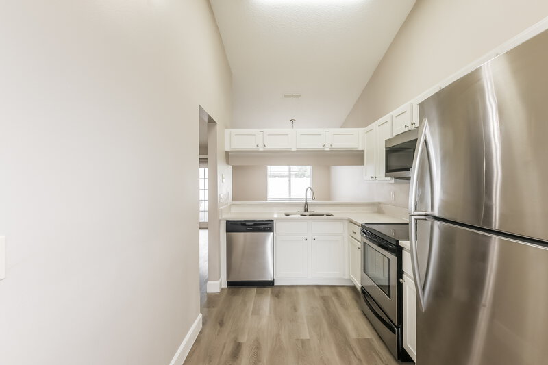1,990/Mo, 1310 Coolmont Dr Brandon, FL 33511 Kitchen View 2