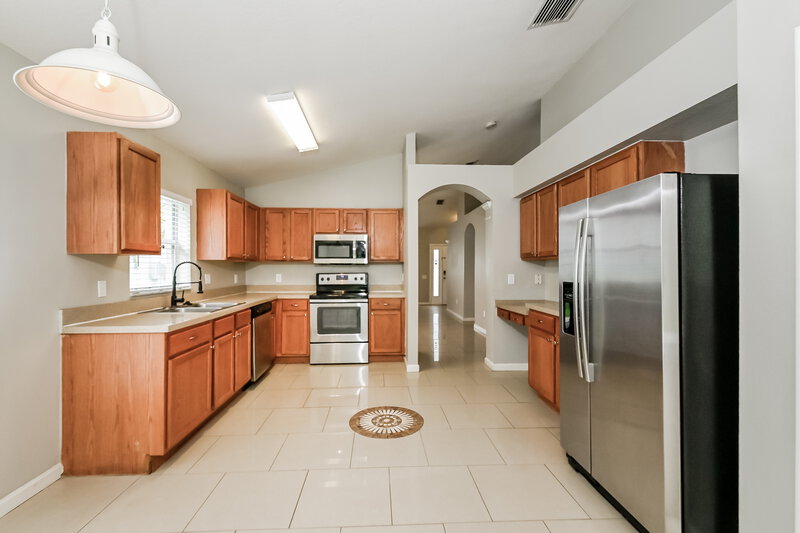 2,335/Mo, 11427 Misty Isle Ln Riverview, FL 33579 Kitchen View 2
