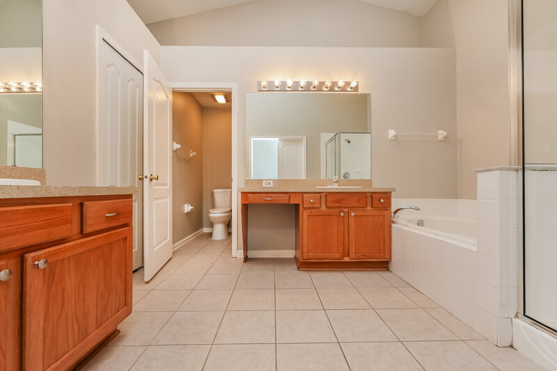 2,205/Mo, 11427 Misty Isle Ln Riverview, FL 33579 Main Bathroom View