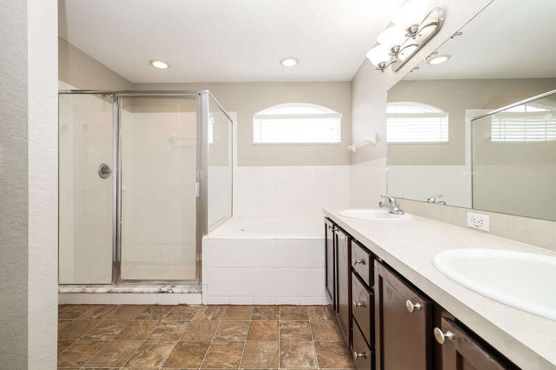 2,135/Mo, 2937 Coach Lamp Rd Mulberry, FL 33860 Main Bathroom View