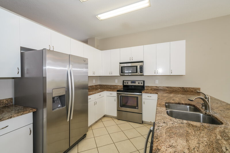 1,955/Mo, 5426 Passing Pine Ln Zephyrhills, FL 33541 Kitchen View