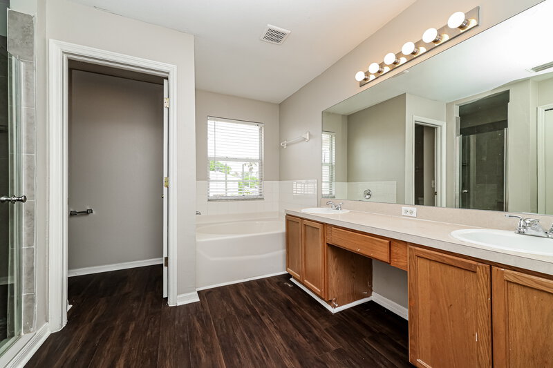 2,400/Mo, 13210 Pike Lake Dr Riverview, FL 33579 Main Bathroom View