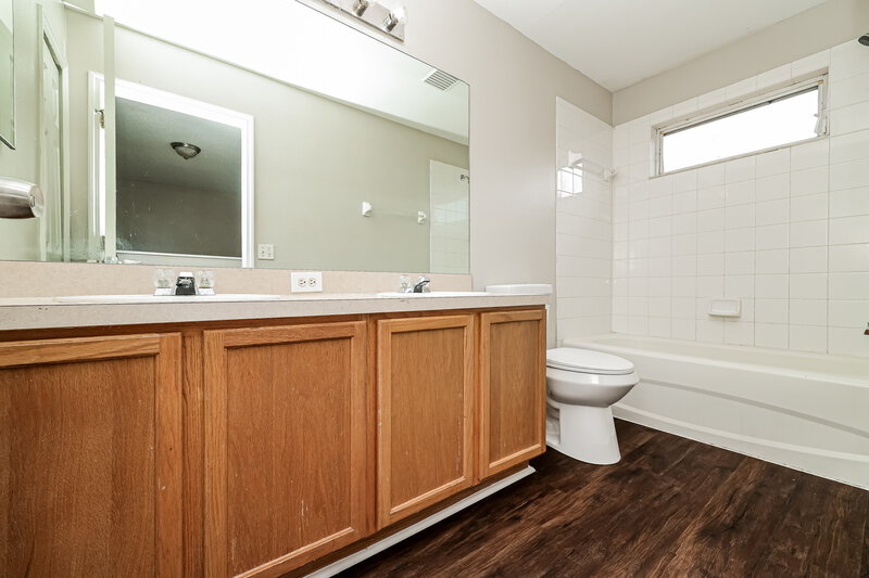 2,400/Mo, 13210 Pike Lake Dr Riverview, FL 33579 Bathroom View