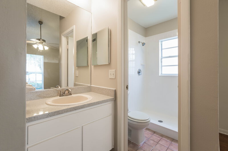 1,560/Mo, 4628 Cabbage Palm Dr Valrico, FL 33596 Bathroom View