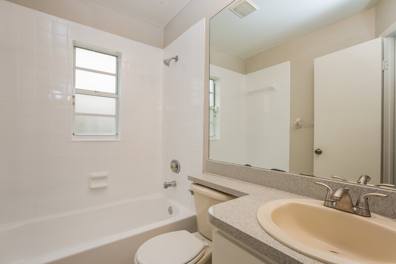 1,560/Mo, 4628 Cabbage Palm Dr Valrico, FL 33596 Bathroom View 2