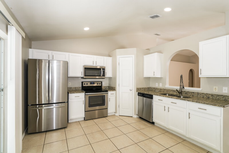 2,085/Mo, 17026 Ongar Ct Land O Lakes, FL 34638 Kitchen View