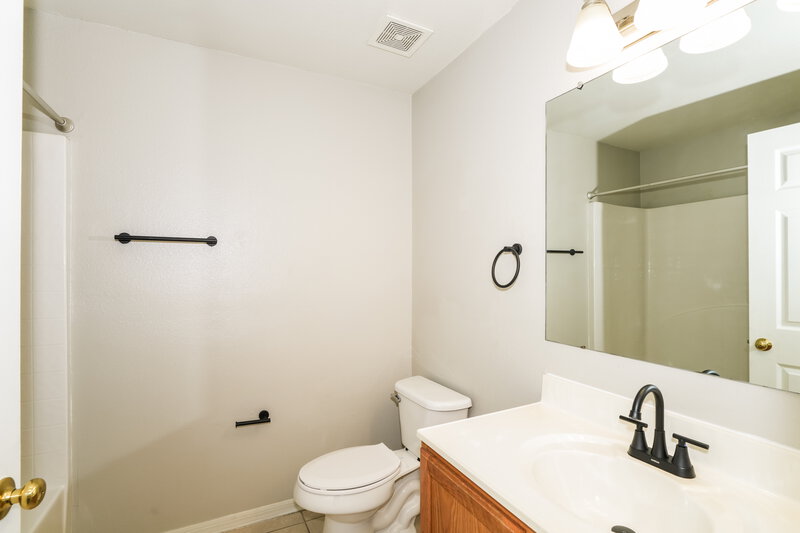 2,085/Mo, 17026 Ongar Ct Land O Lakes, FL 34638 Bathroom View