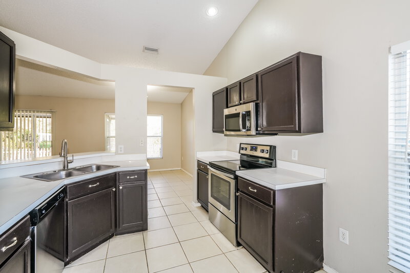 2,135/Mo, 4537 Steel Dust Ln Lutz, FL 33559 Kitchen View 2