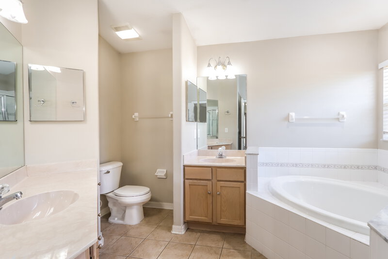 2,400/Mo, 3832 Washburn Pl Wesley Chapel, FL 33543 Main Bathroom View