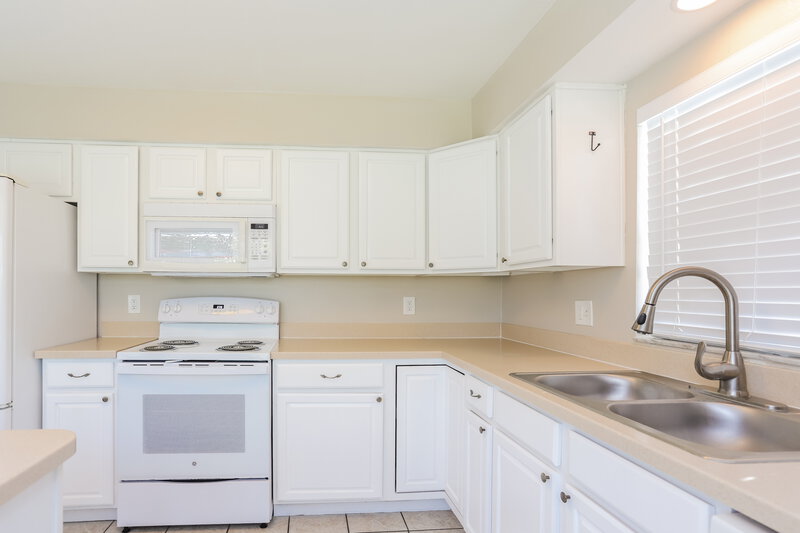 2,580/Mo, 5030 Oakshire Dr Tampa, FL 33625 Kitchen View