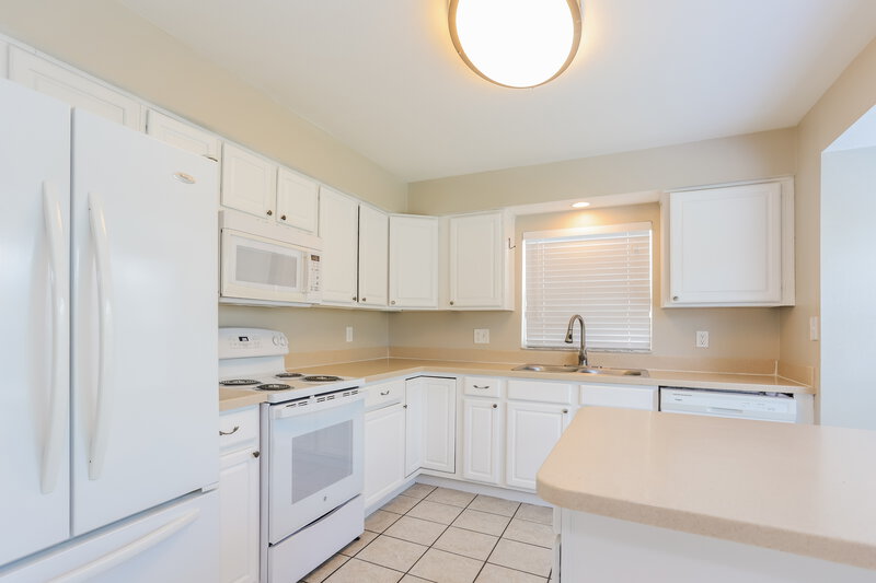 2,580/Mo, 5030 Oakshire Dr Tampa, FL 33625 Kitchen View 2