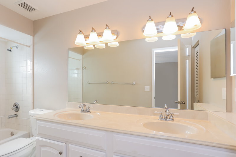 2,580/Mo, 5030 Oakshire Dr Tampa, FL 33625 Main Bathroom View