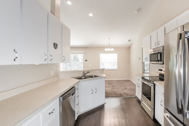 1,900/Mo, 184 Seven Oaks Dr Mulberry, FL 33860 Kitchen View 2