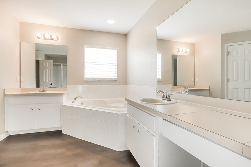 1,900/Mo, 184 Seven Oaks Dr Mulberry, FL 33860 Main Bathroom View