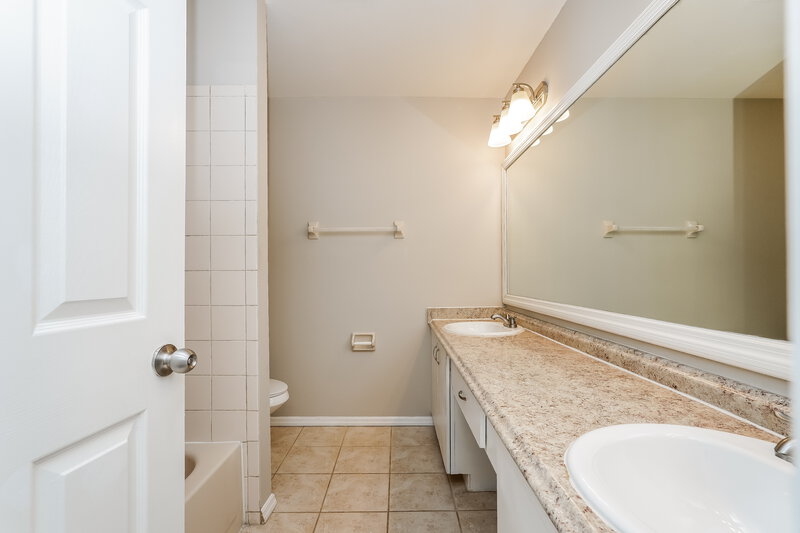 2,000/Mo, 3404 Brigadoon Dr Clearwater, FL 33759 Main Bathroom View