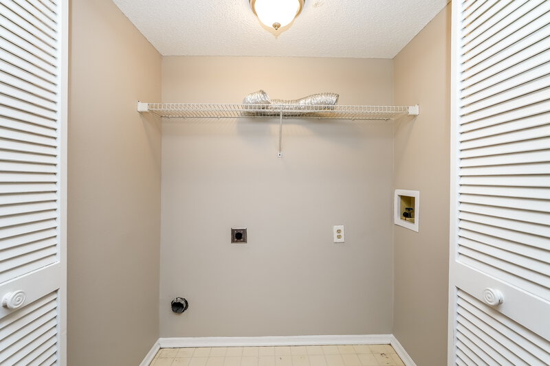 2,000/Mo, 3404 Brigadoon Dr Clearwater, FL 33759 Laundry Room View