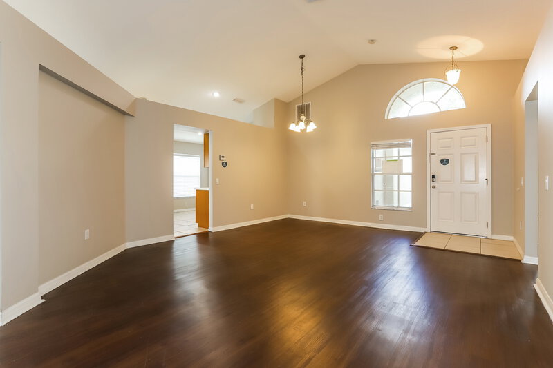 0/Mo, 7912 Merchantville Cir Zephyrhills, FL 33540 Living Room View 2