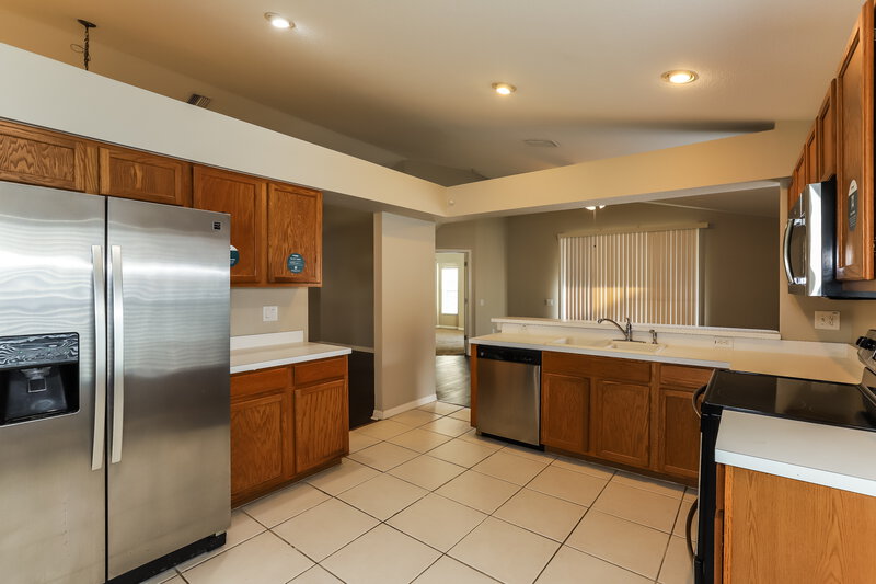 0/Mo, 7912 Merchantville Cir Zephyrhills, FL 33540 Kitchen View