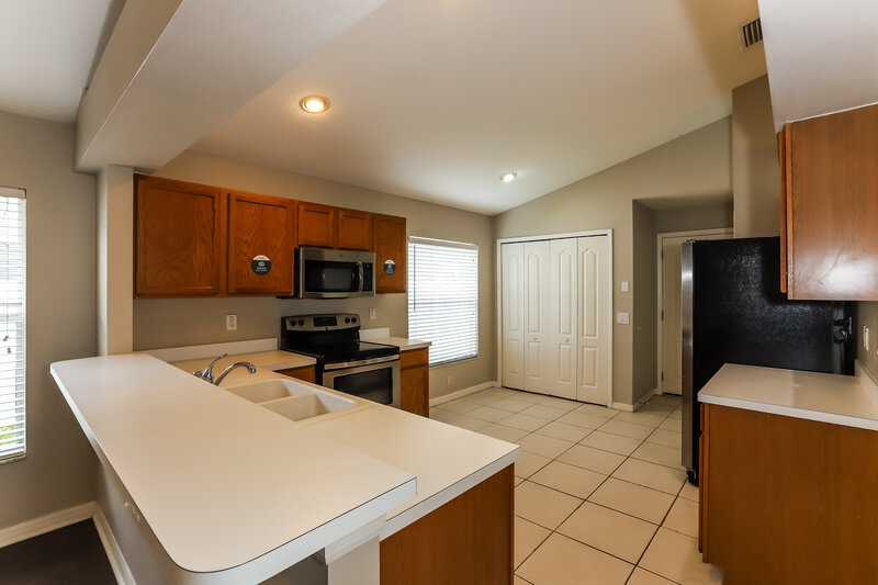 0/Mo, 7912 Merchantville Cir Zephyrhills, FL 33540 Kitchen View 2