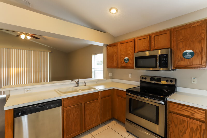 0/Mo, 7912 Merchantville Cir Zephyrhills, FL 33540 Kitchen View 3