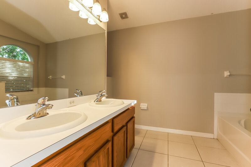 0/Mo, 7912 Merchantville Cir Zephyrhills, FL 33540 Main Bathroom View