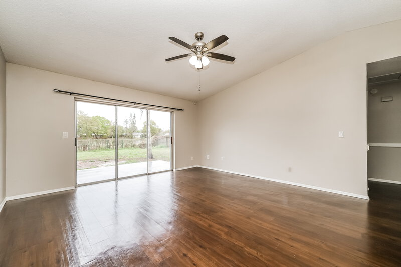 2,240/Mo, 4906 Hi Vista Cir Tampa, FL 33625 Living Room View 2