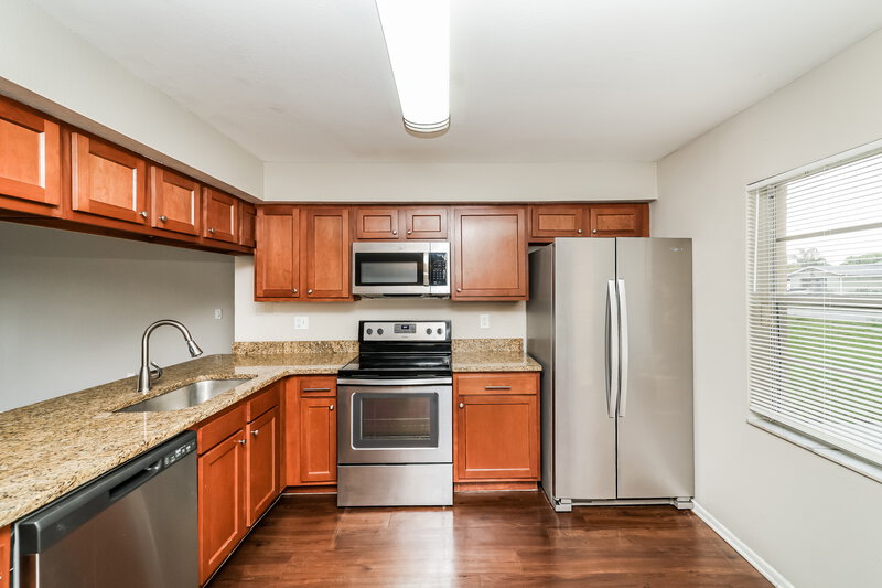 2,240/Mo, 4906 Hi Vista Cir Tampa, FL 33625 Kitchen View 2